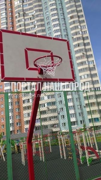 Коммунальные службы заменили сетку на баскетбольном кольце на Липчанского Коммунальные службы заменили сетку на баскетбольном кольце на Липчанского