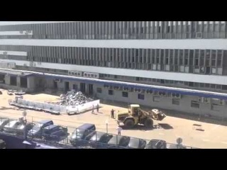 Бульдозер Почты России разгребает завалы посылок