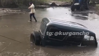 УАЗ утонул в подтопленном саду. Real video