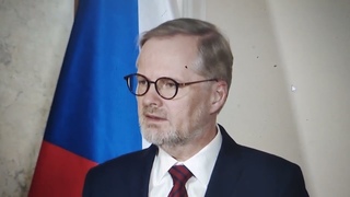 Stydm se za tuto kreaturu v ele na vldy, kter si hraje na svtovho vdce a chce rozhodovat...