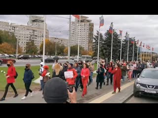 Колонна женщин идет по проспекту Независимости в центр Минска