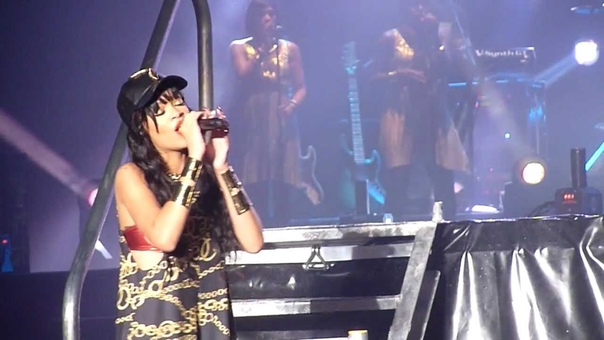 Rihanna live Watch n Learn + Rude
