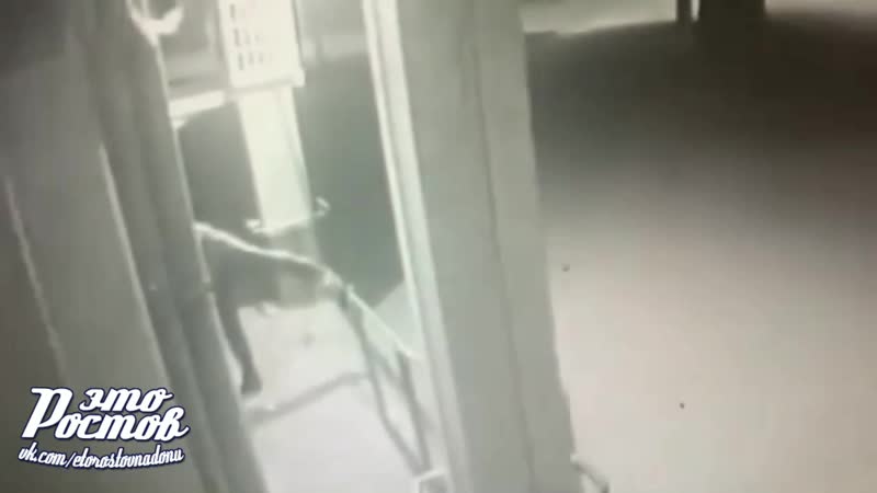 Вандал выломал стекло в Таганроге