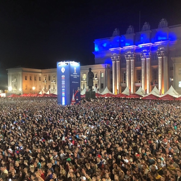 20 тысяч человек. 20 тысяч человек. тысяча человек. митинги в молдавии 2022. 20 тысяч человек фото.
