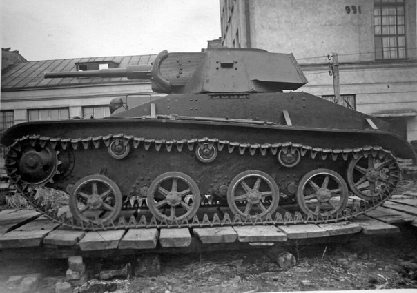 Т-45. ДИТЯ КОМПРОМИССА История Т-45 началась весной 1942 года, когда советский Наркомат танковой промышленности приказал заводу 37 в городе Горьком прекратить выпуск лёгких танков Т-60. Их место