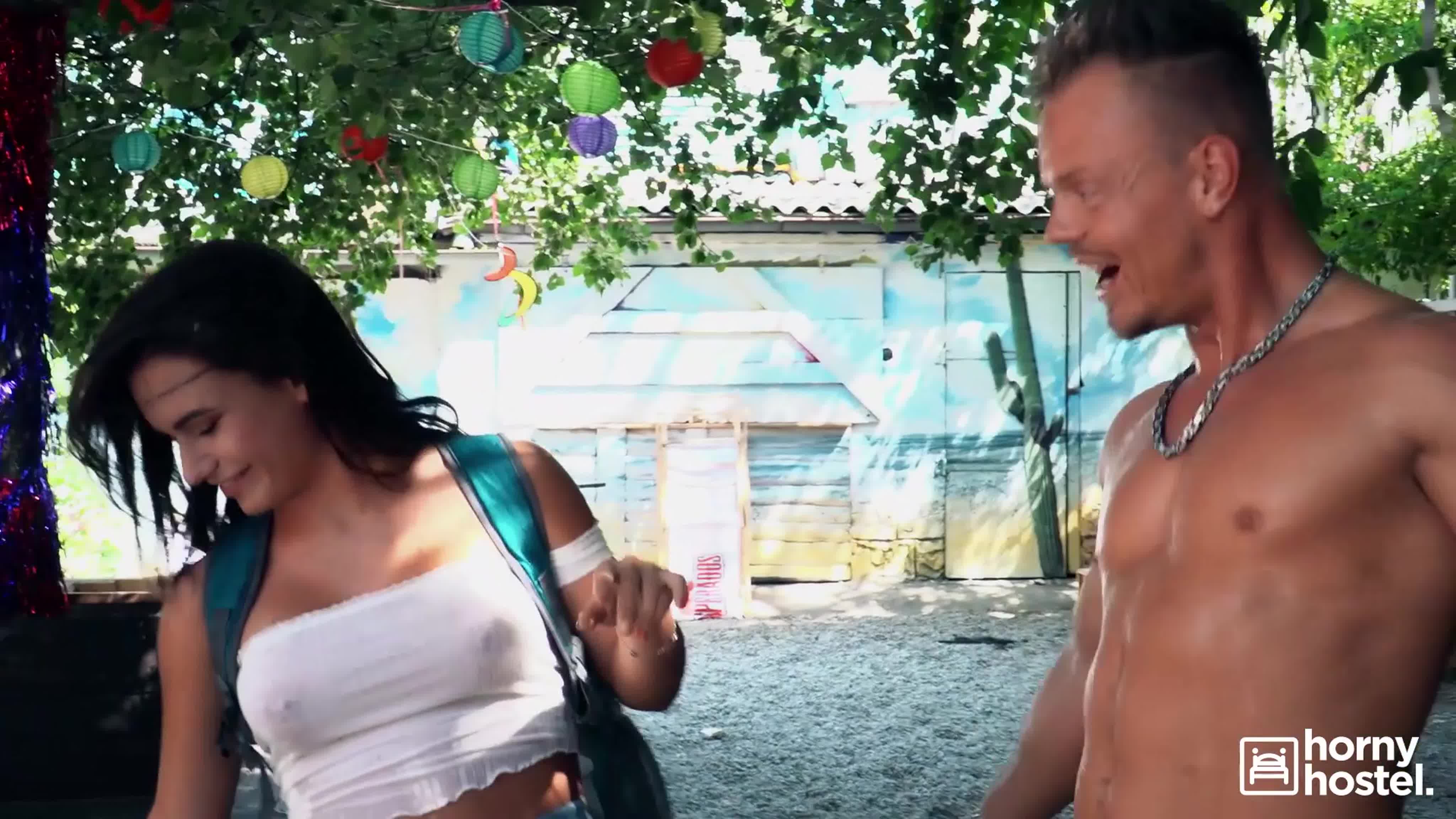 Lana Roy - BACKPACKER AND THE HOSTEL GARDENER