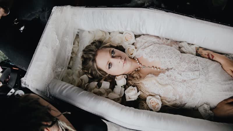 Премьера. Avril Lavigne - I Fell In Love With The Devil