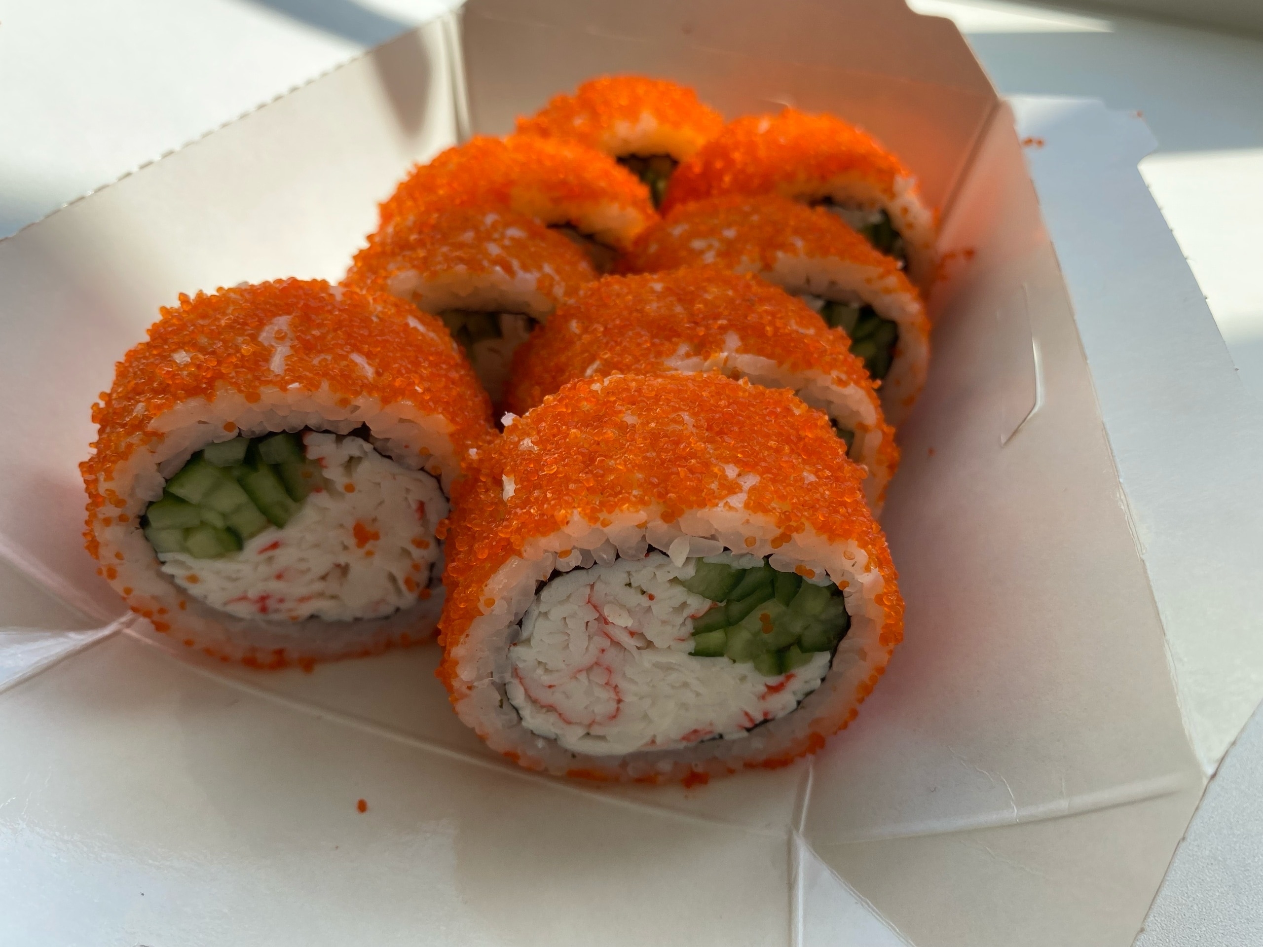 Поели за вас: хрустящая панировка и сухая Калифорния в доставке суши и роллов "Хочука"