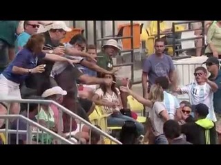 Briga entre brasileiro e argentino nas arquibancadas da arena olmpica de Tnis